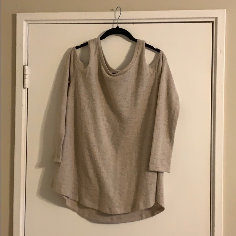 Soft shoulder cut-out Top